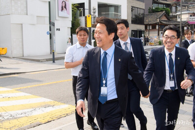 근무지를 이탈해 신난 직장인 | 인스티즈