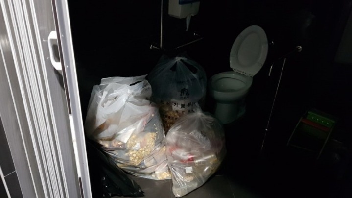 [판] 극장 장애인 화장실이 쓰레기장... | 인스티즈