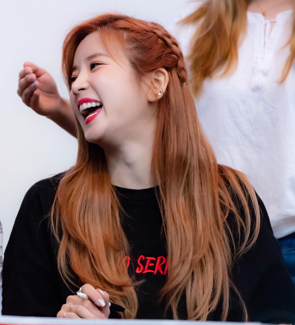 [에이핑크] 습한 날씨로 고통받고 있어서 박초롱 | 인스티즈