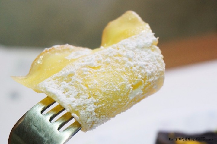 한겹씩 포크로 돌돌 말아먹는 케이크.jpg | 인스티즈