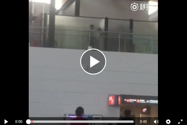 투명한 벽으로 이루어진 공항 휴게소에서 ㅅ스를 한 중국 커플 | 인스티즈