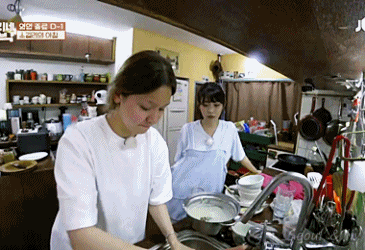 [효리네민박] 설거지 사수하는 아이유. jpgif | 인스티즈