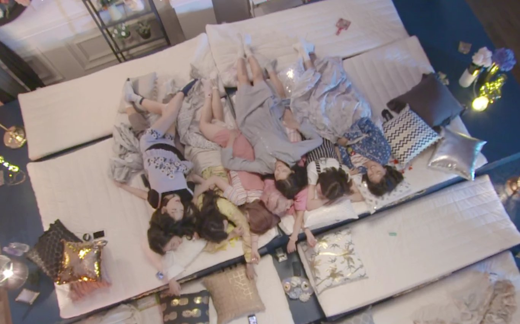 눕방이지만 눕방 같지않은 소녀시대 완전체 눕방 V앱.jpg | 인스티즈