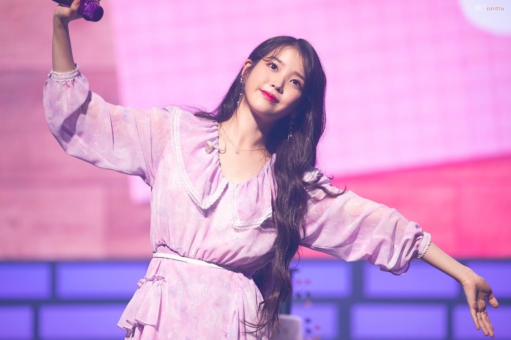 손키스 날리는 아이유.jpg | 인스티즈