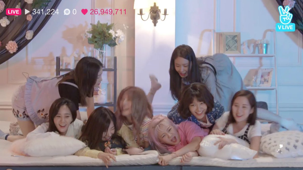 눕방이지만 눕방 같지않은 소녀시대 완전체 눕방 V앱.jpg | 인스티즈