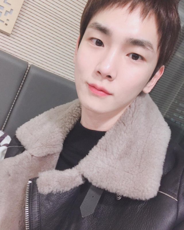 [샤이니] 4년동안 꾸준히 입고다니는 샤이니 키의 아크네 무스탕.jpg | 인스티즈