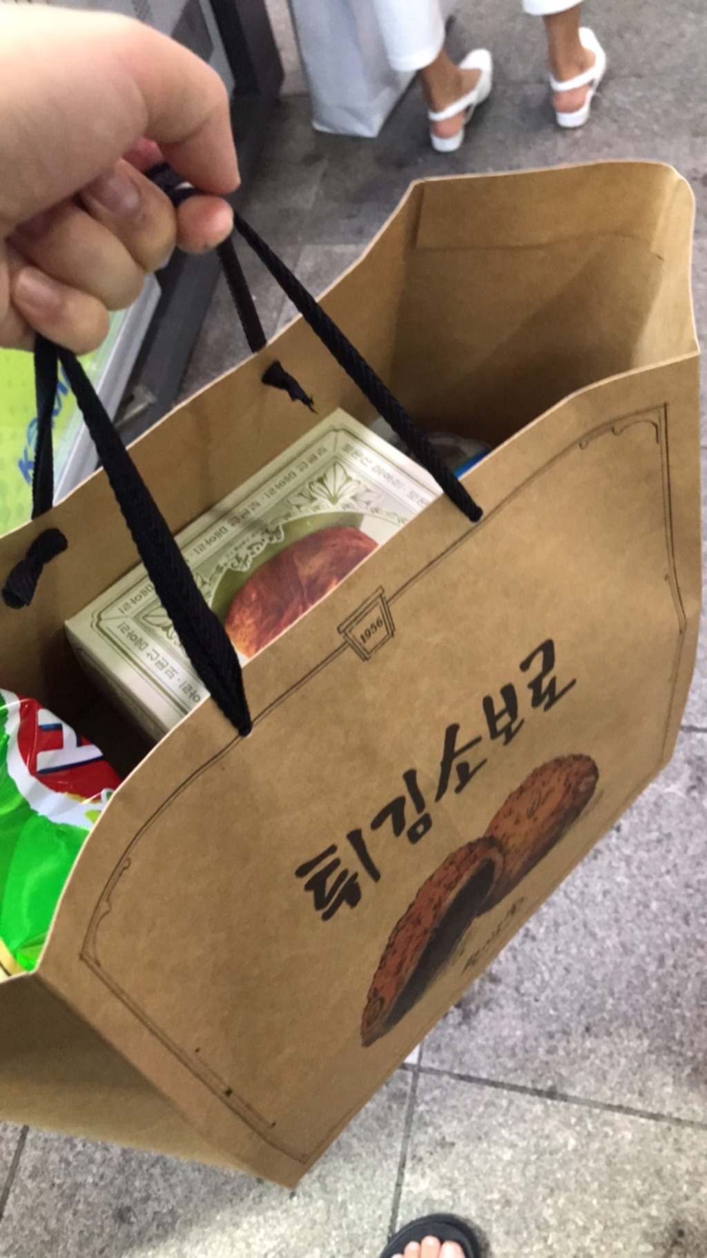 대전역 이용객들이 많이 가지고 다니는 것 | 인스티즈