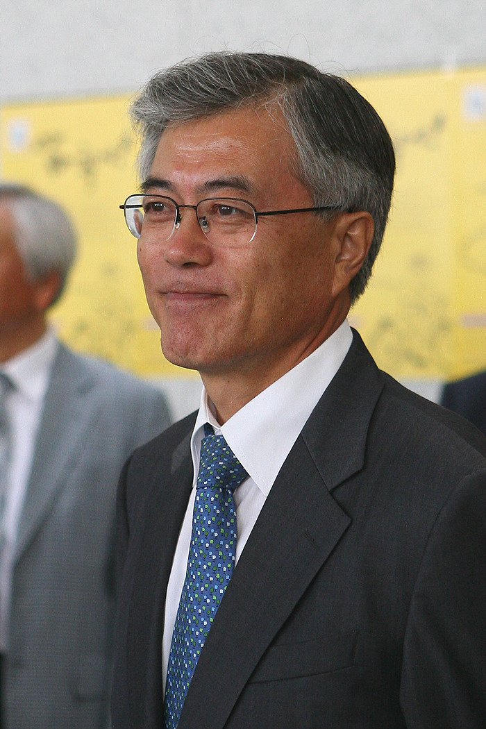 나이 들면서 얼굴의 느낌이 바뀐듯한 문재인 대통령.jpg (데이터주의) | 인스티즈