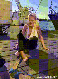 선착장에서 핸드폰을 조심해야하는 이유.gif | 인스티즈