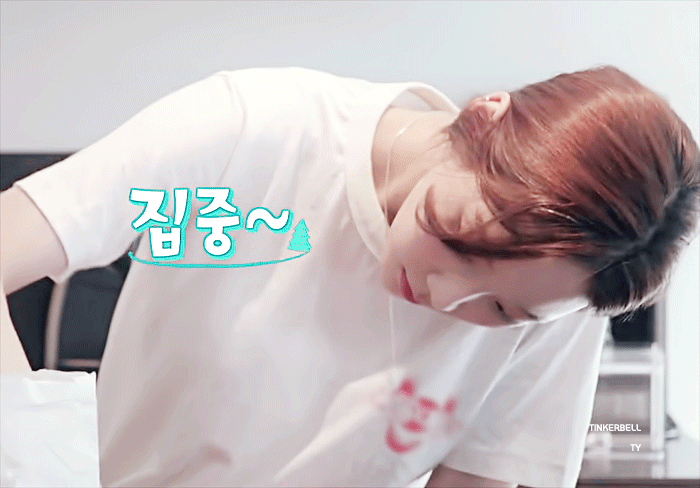 베이킹에 집중하는 태연.gif | 인스티즈