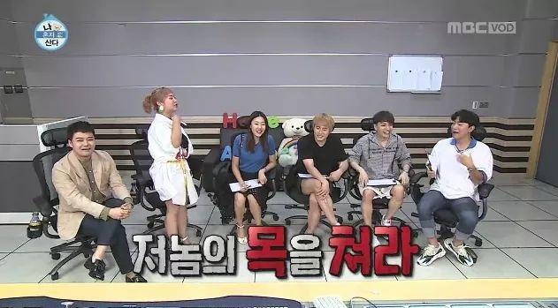이시언 장기자랑보는 화사 표정 | 인스티즈