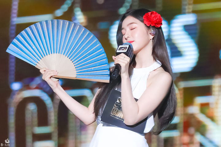 머리에 꽃을 단 아이린.jpgif | 인스티즈