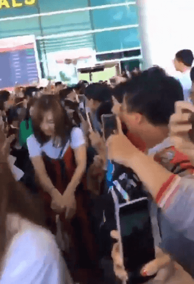 베트남 공항 입국 중 팬들에게 시달리는 트와이스 나연 | 인스티즈