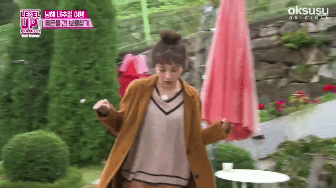 꽃 못 만지는 슬기.gif | 인스티즈