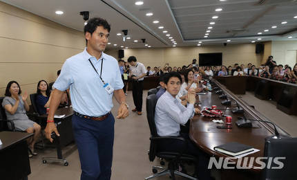 다들 첨에는 절 보고 좋아하시더라구요 | 인스티즈